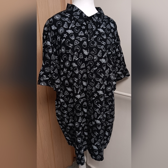 Hot Topic Other - Dark magic button down